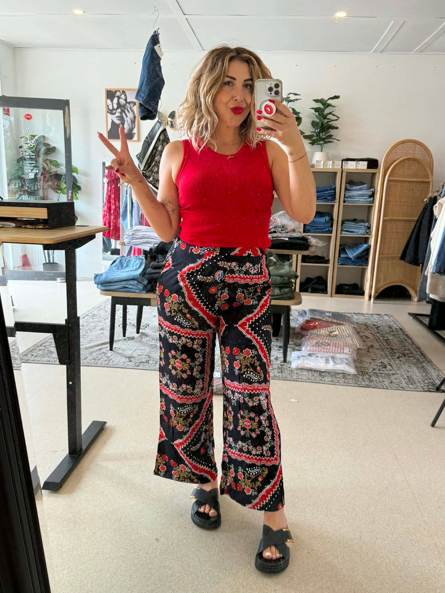 PIPS - BLACK pant with floral pattern