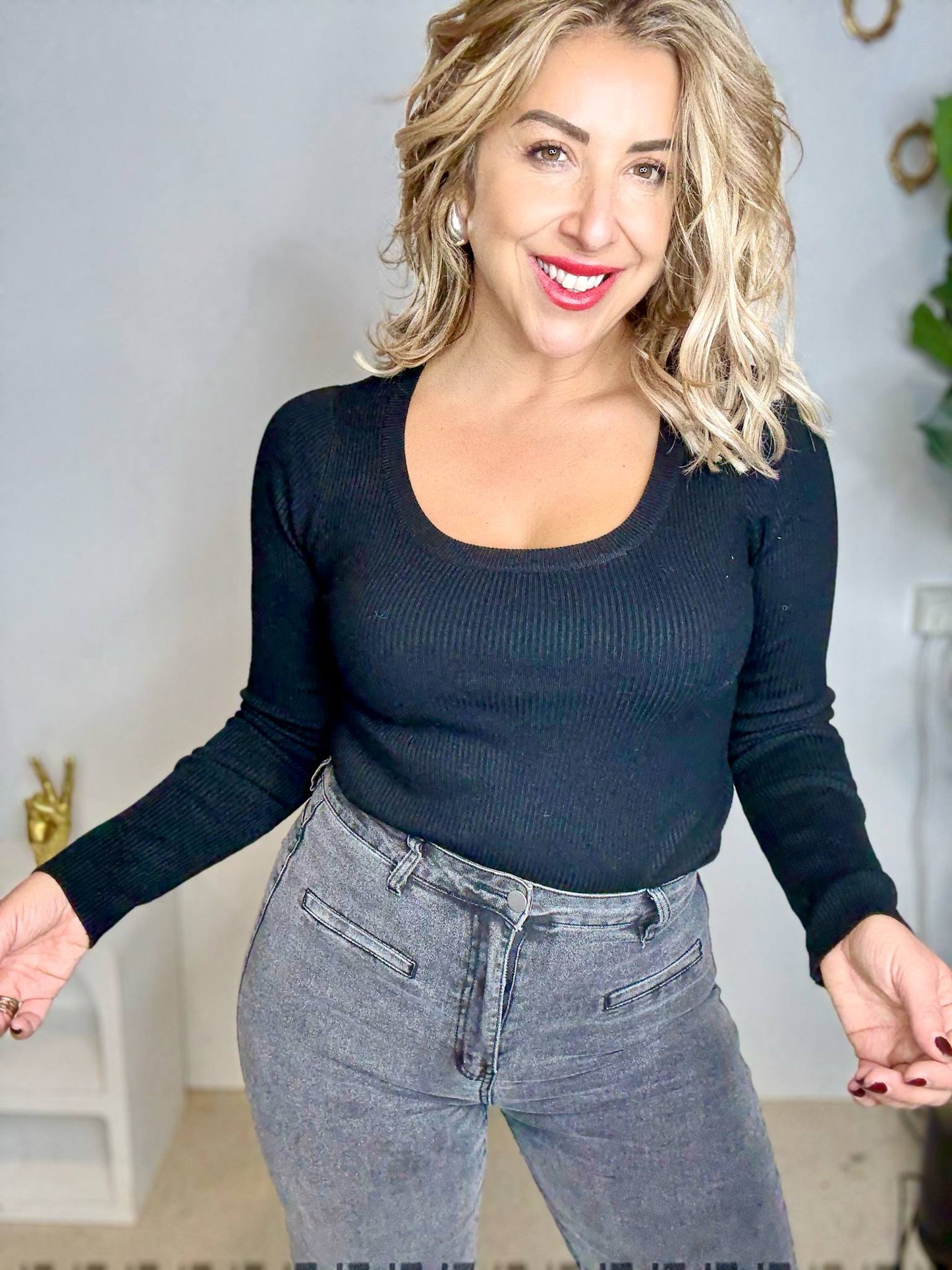 KELLY - Black Scoop Neck Top