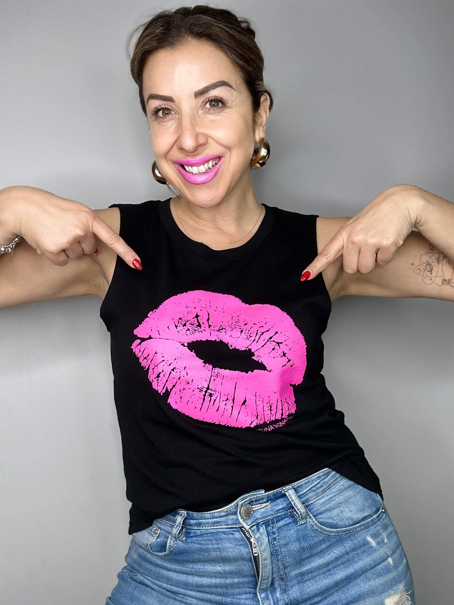 POP YOUR LIPS TANK - Black with hot pink lips