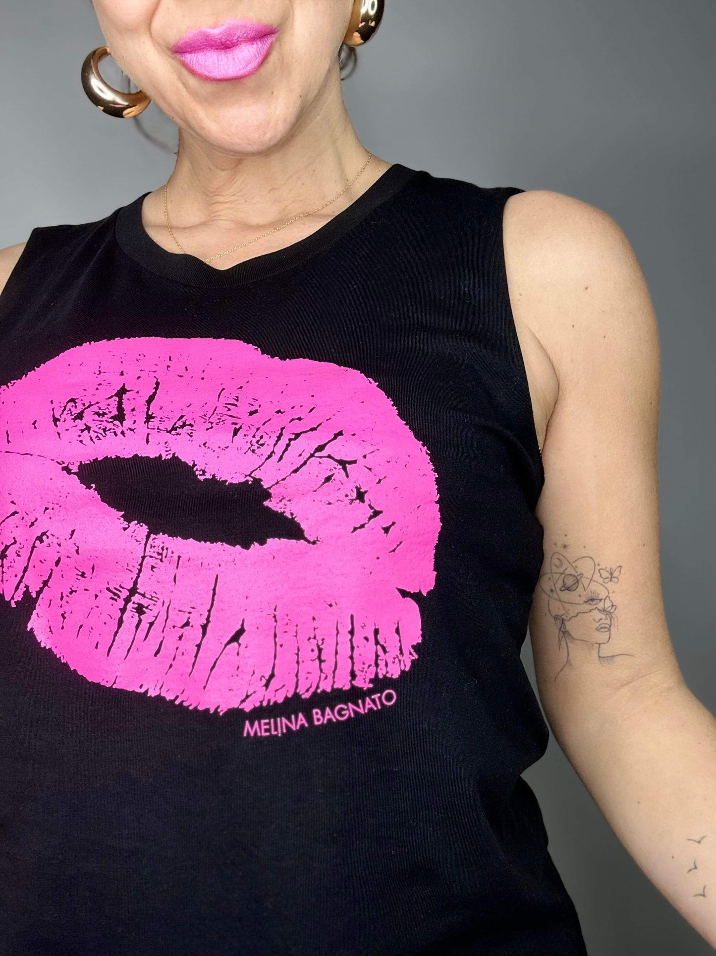 POP YOUR LIPS TANK - Black with hot pink lips