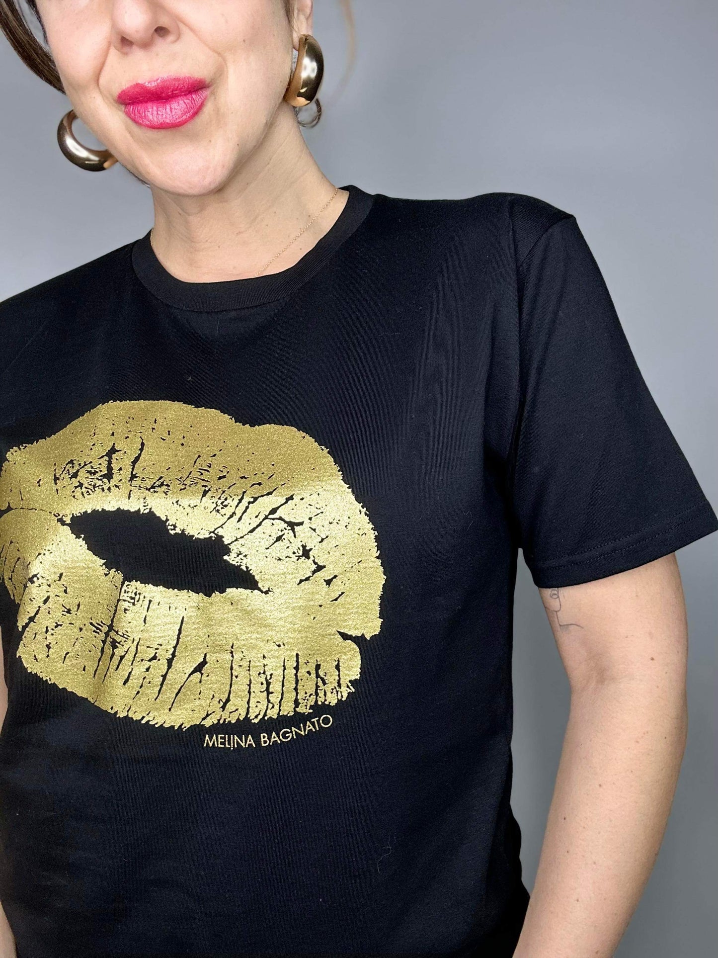 POP YOUR LIPS TEE - black with gold lips